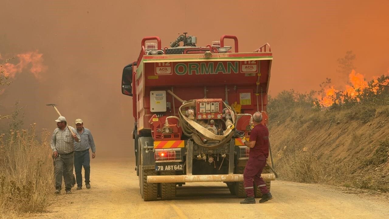 Karabük’te yaklaşık 3 saat önce çıkan orman yangını rüzgarın etkisiyle