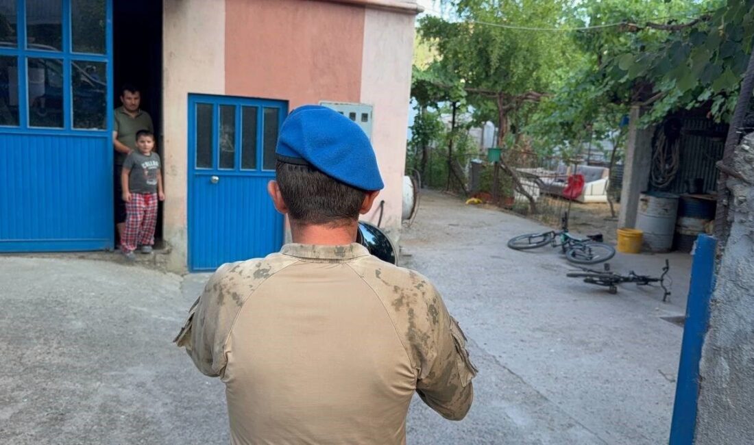 Karabük’teki orman yangınını söndürme çalışmaları aralıksız devam ederken, rüzgarın etkisiyle