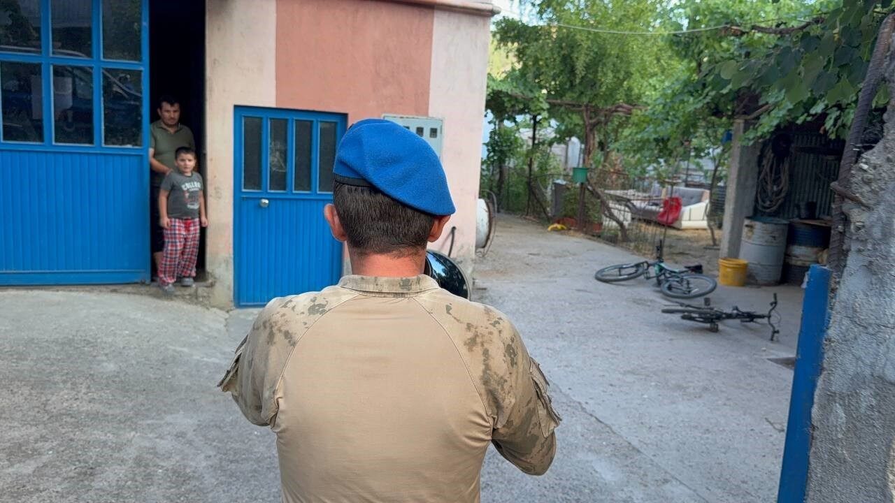 Karabük’teki orman yangınını söndürme çalışmaları aralıksız devam ederken, rüzgarın etkisiyle