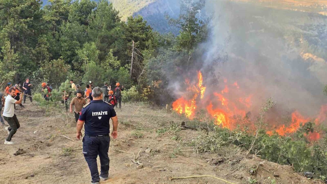 Karabük’te ormanlık alanda çıkan yangını söndürme çalışmaları devam ediyor. Karabük’te
