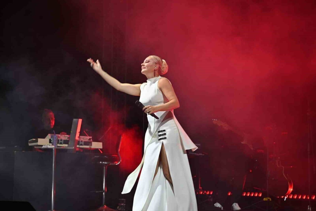 Karacabey’de düzenlenen LongozFest 2025 büyüleyici atmosferde gerçekleşen Funda Arar konseriyle