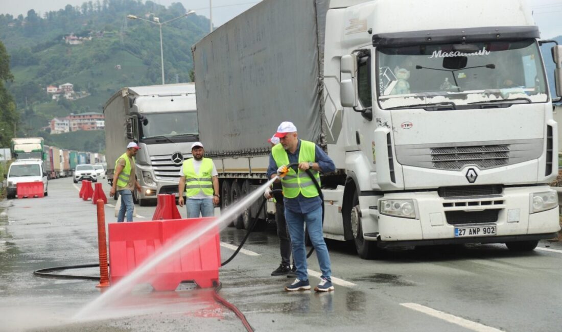 Artvin’in Hopa ilçesinde Karadeniz Sahil Yolu kenarında tır parkı nedeniyle