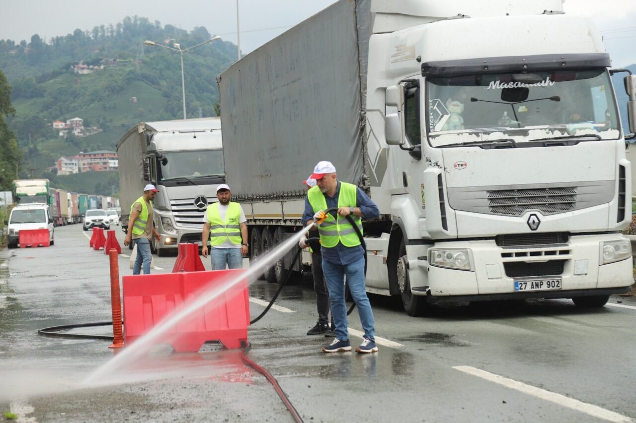 Artvin’in Hopa ilçesinde Karadeniz Sahil Yolu kenarında tır parkı nedeniyle