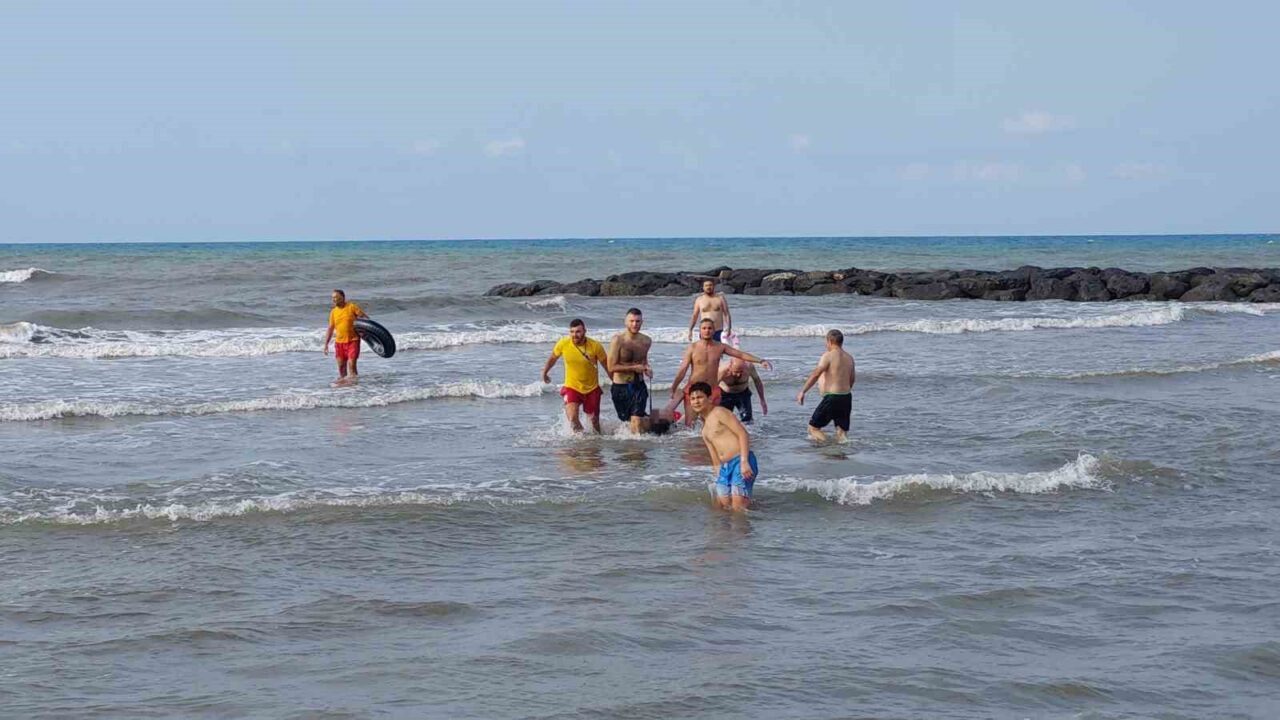 Samsun’da serinlemek için girdikleri denizde boğulma tehlikesi geçiren iki arkadaş,