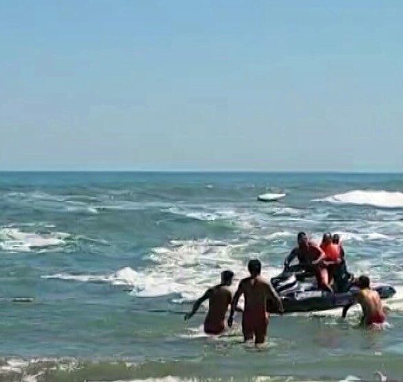 Sakarya’nın Karasu sahilinde yasak olmasına rağmen denize giren 3 kişi,