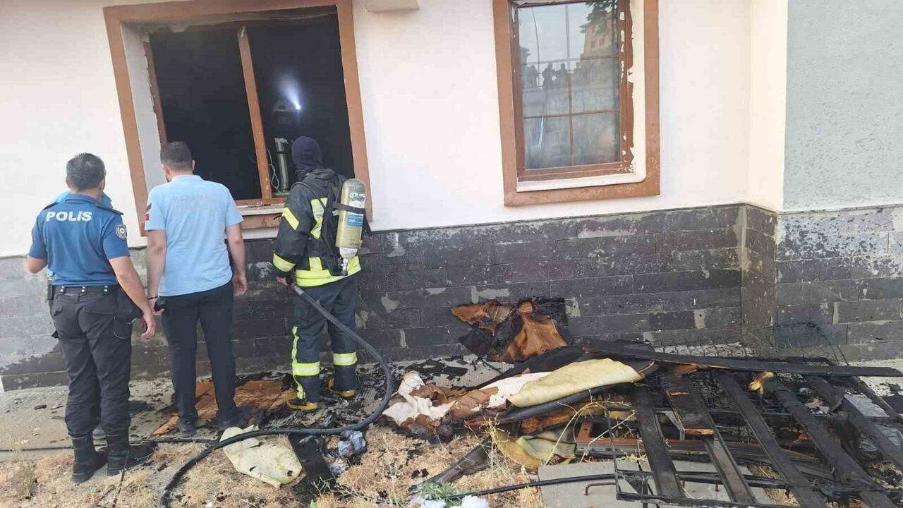 Karaman’da apartmanın giriş katındaki dairede çıkan yangın korkuttu. Yangın, Yunus