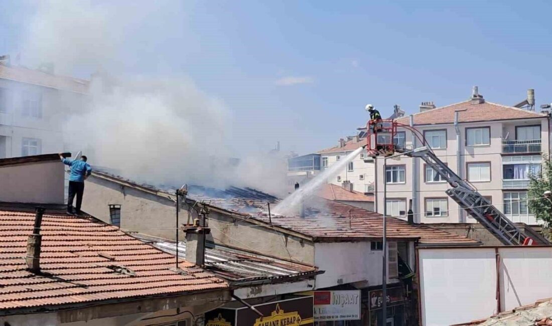 Karaman’da bitişik halde bulunan iş yerlerinin çatısında çıkan yangın korkuttu.