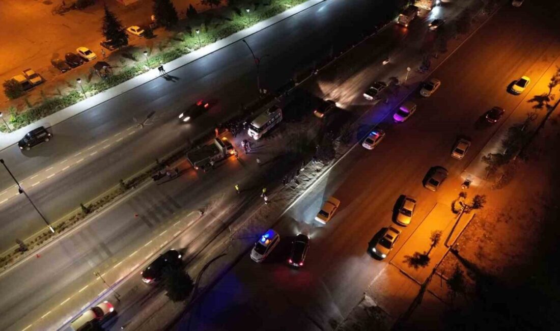 Karaman’da kontrolden çıkan yolcu minibüsü, orta refüjü aşarak karşı şeride