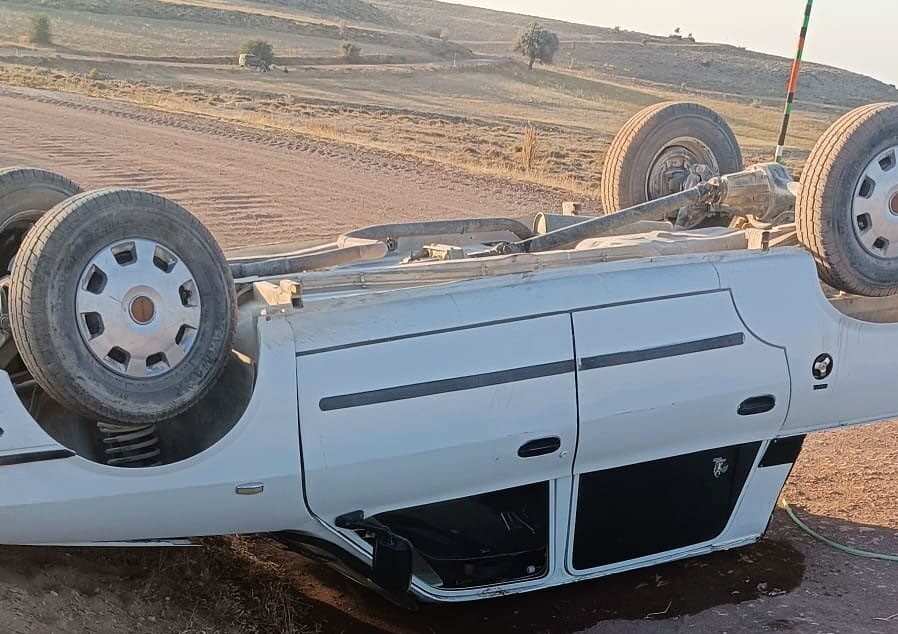Karaman’da kontrolden çıkan pikap kamyonet devrilerek ters dönerken sürücüsü yaralandı.