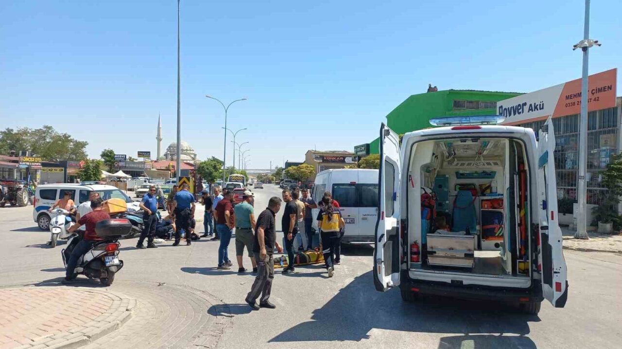 Karaman’da minibüs ile motosikletin çarpışması sonucu meydana gelen trafik kazasında