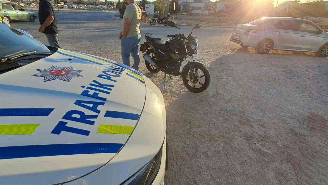 Karaman’da motosiklet ile otomobilin çarpıştığı kazada 2 kişi yaralandı. Kaza,