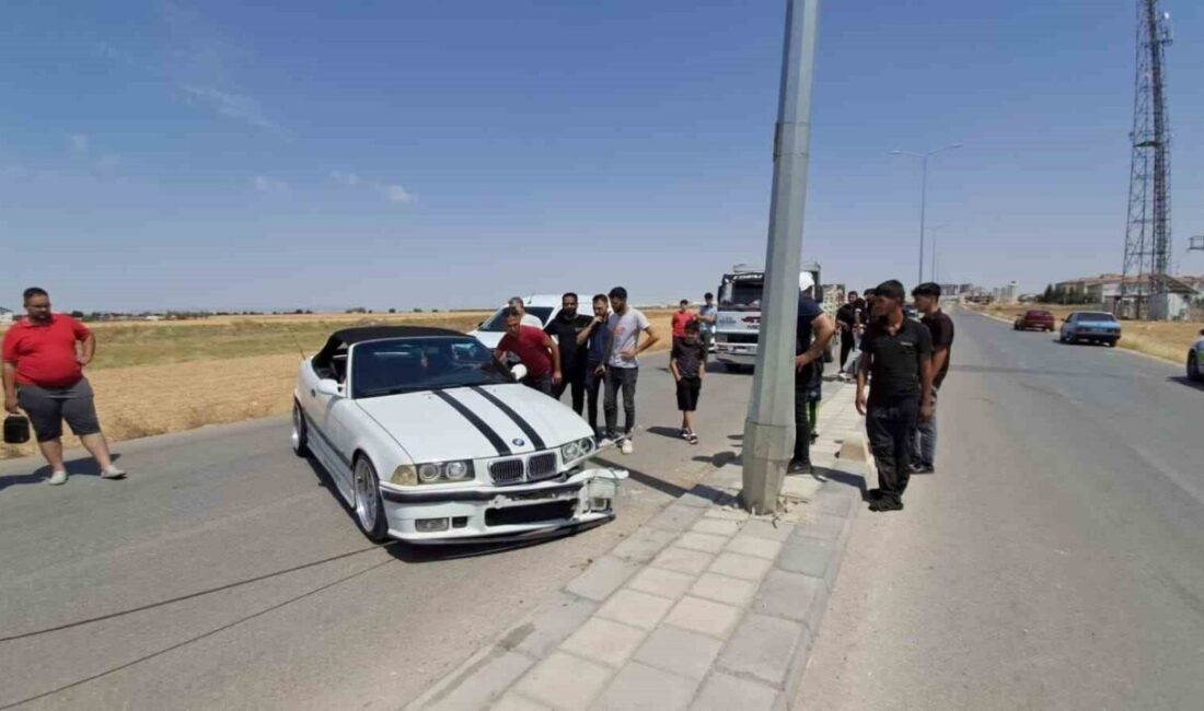 Karaman’da kontrolden çıkan otomobilin aydınlatma direğine çarpması sonucu sürücüsü yaralandı.