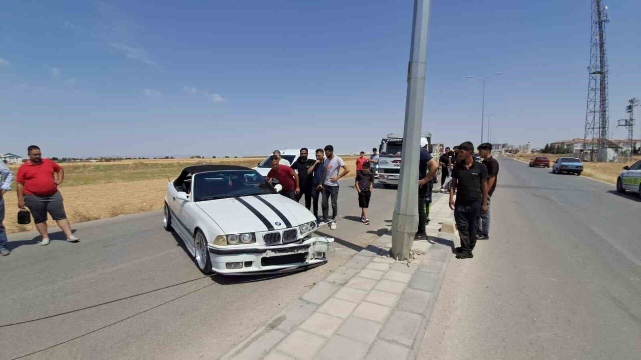 Karaman’da kontrolden çıkan otomobilin aydınlatma direğine çarpması sonucu sürücüsü yaralandı.