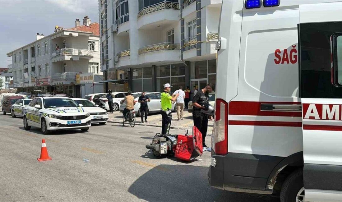Karaman’da otomobil ile çarpın motokurye yola savrularak yaralandı. Kaza, Kırbağı