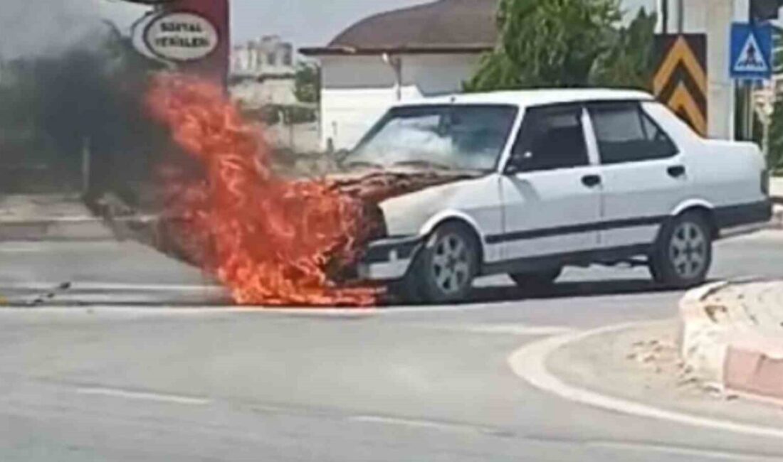 Karaman’da seyir halindeki Tofaş otomobilin alev alev yandığı anlar cep