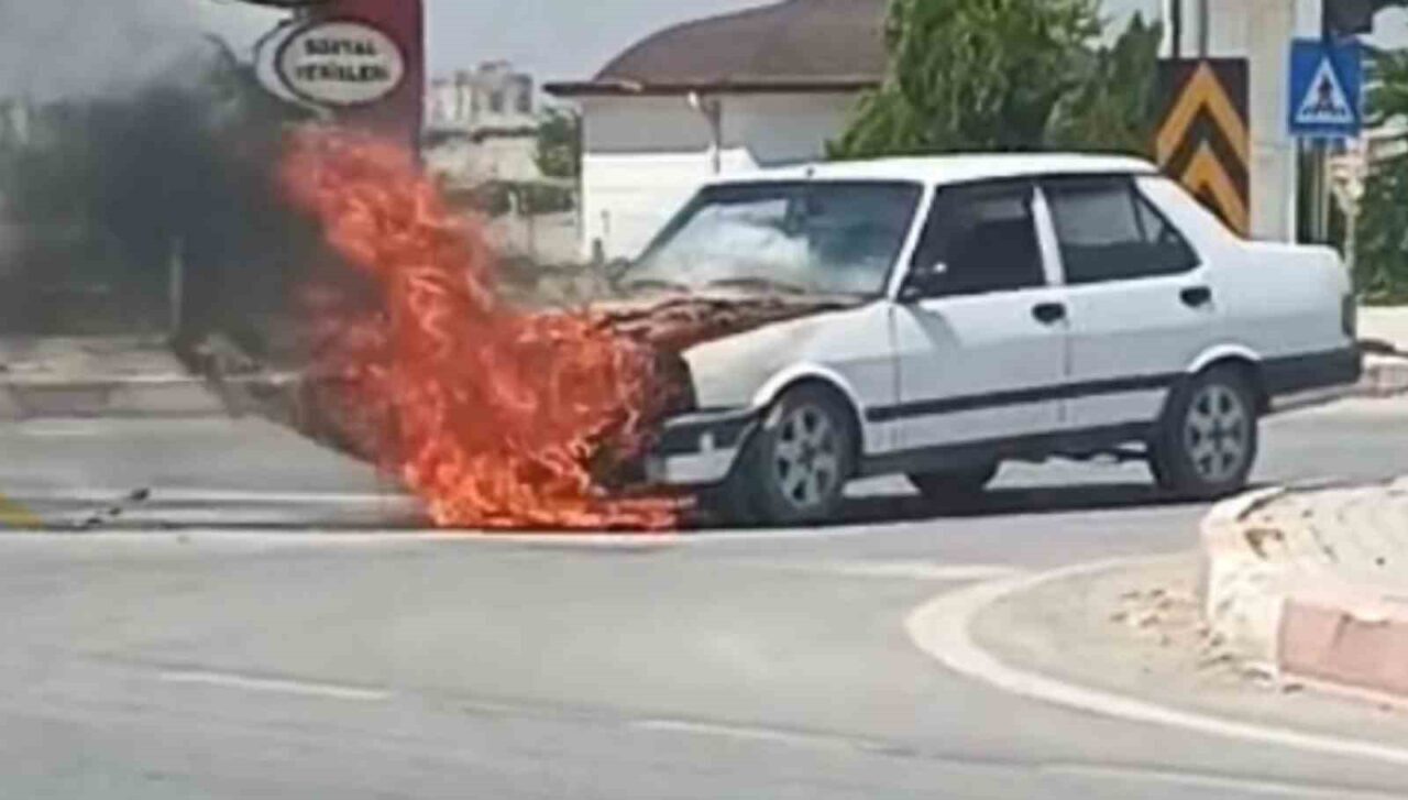 Karaman’da seyir halindeki Tofaş otomobilin alev alev yandığı anlar cep