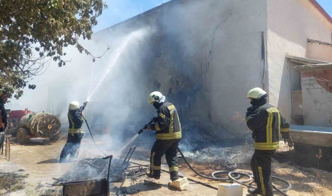 Karaman’da evin bahçesindeki tahtaların tutuşması sonucu çıkan yangında alevler çatıya