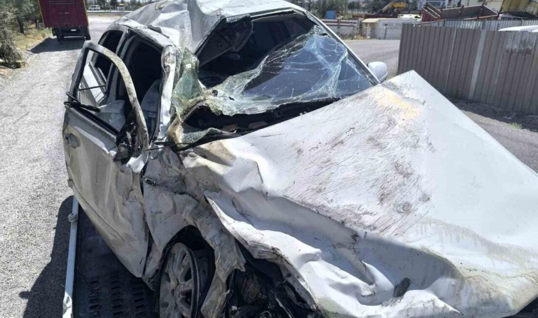 Konya’nın Karapınar ilçesinde kontrolden çıkarak karşı şeride geçen otomobilin başka