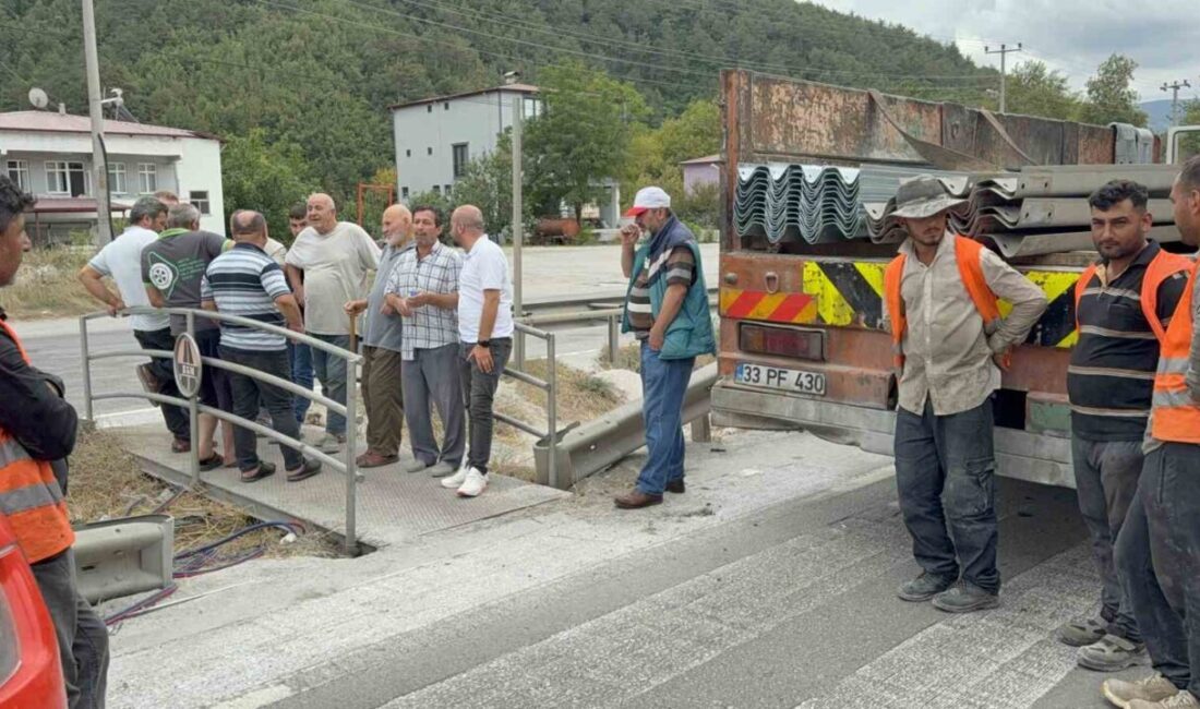 Samsun-Ankara karayolunda vatandaşlar, karayolları tarafından kaldırılmak istenen yaya geçitlerinin üzerinde