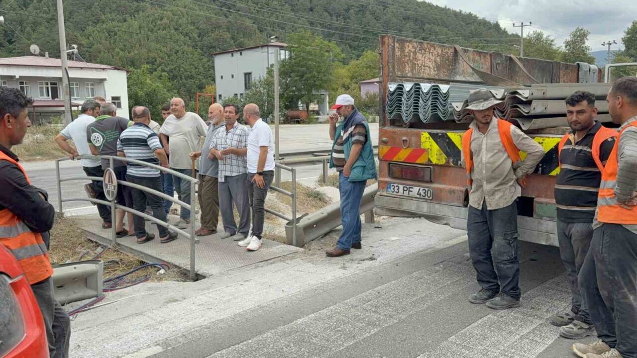 Samsun-Ankara karayolunda vatandaşlar, karayolları tarafından kaldırılmak istenen yaya geçitlerinin üzerinde