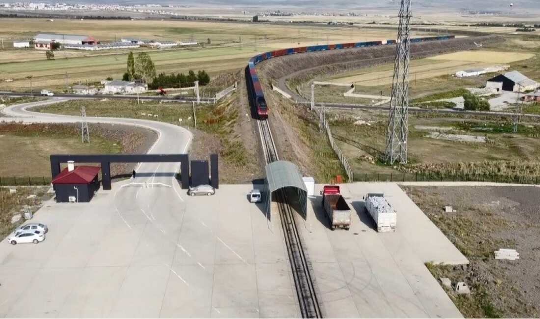Kars demiryolu ile Asya’yı Avrupa’ya bağlıyor. Bakü-Tiflis-Kars Demiryolu hattıyla 2025