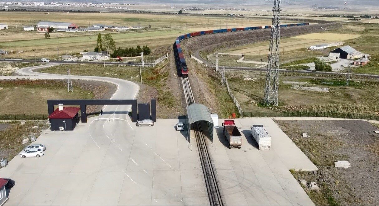 Kars demiryolu ile Asya’yı Avrupa’ya bağlıyor. Bakü-Tiflis-Kars Demiryolu hattıyla 2025
