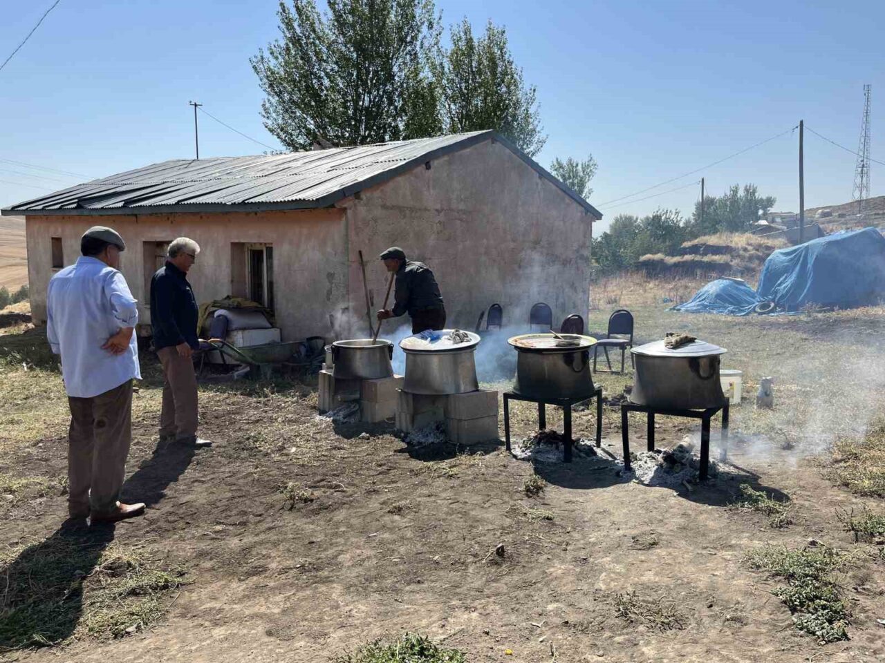 Kars’ta yaşayan 78 yaşındaki Gürbüz Yaprak, tam 30 yıldır düğünlerin
