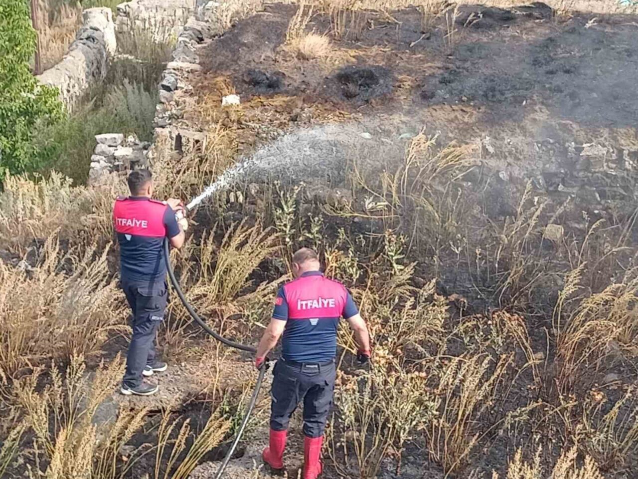 Kars’ta bilinmeyen bir nedenden dolayı çıkan anız yangını itfaiye ekiplerince