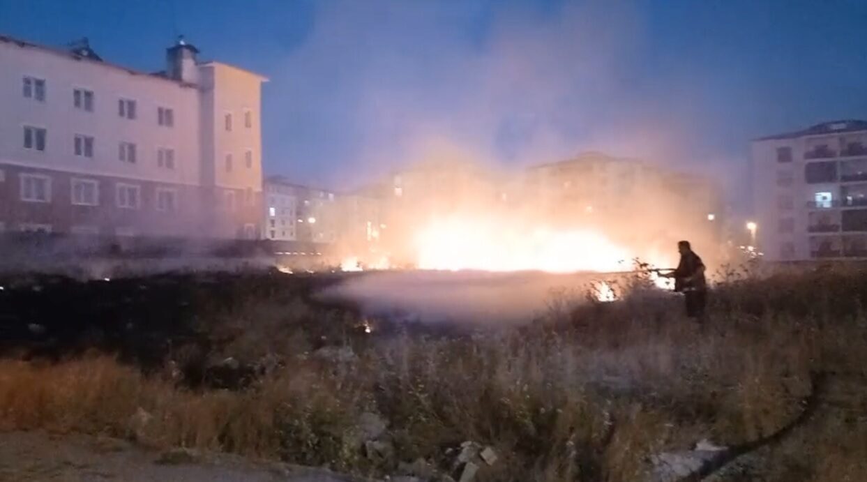 Kars’ta çıkan anız yangını korkuttu. Kent merkezinde konutların ortasındaki boş