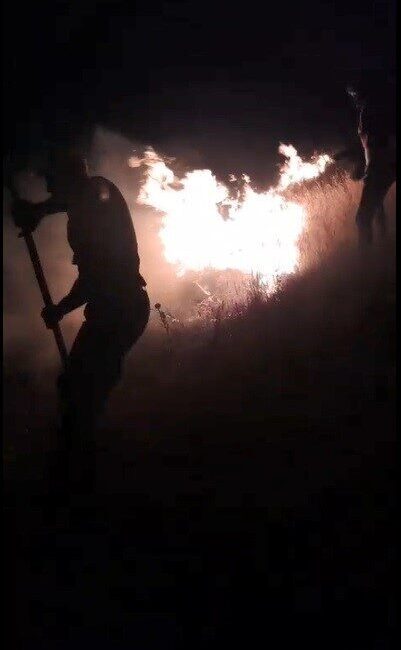 Kars’ın Selim ilçesinde çıkan anız yangını itfaiye ekipleri ve vatandaşların