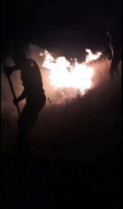 Kars’ın Selim ilçesinde çıkan anız yangını itfaiye ekipleri ve vatandaşların