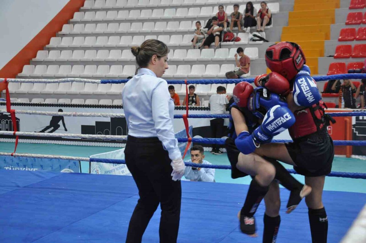 Kars’ta 81 ilden 500 sporcunun katılımıyla başlayan Çocuklar Türkiye Muaythai