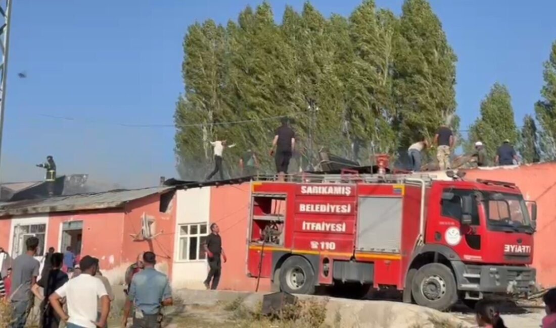 Kars’ın Sarıkamış ilçesine bağlı Kurbançayır köyünde bir evde çıkan yangın