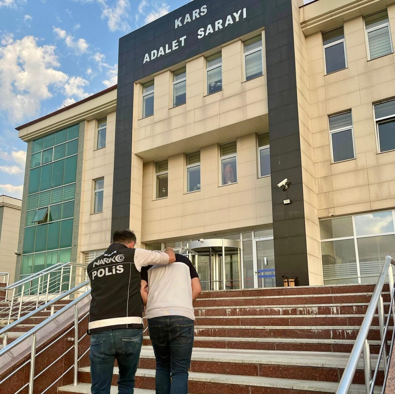 Kars’ta hakkında kesinleşmiş hapis cezası bulunan uyuşturucu taciri yakalandı. Kars