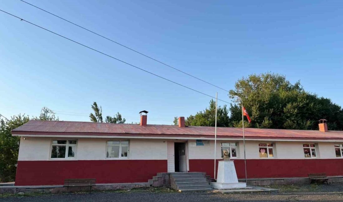 Kars’ta hayırsever iş insanı köy okulunun sınıflarını boyatarak öğrencilerin daha