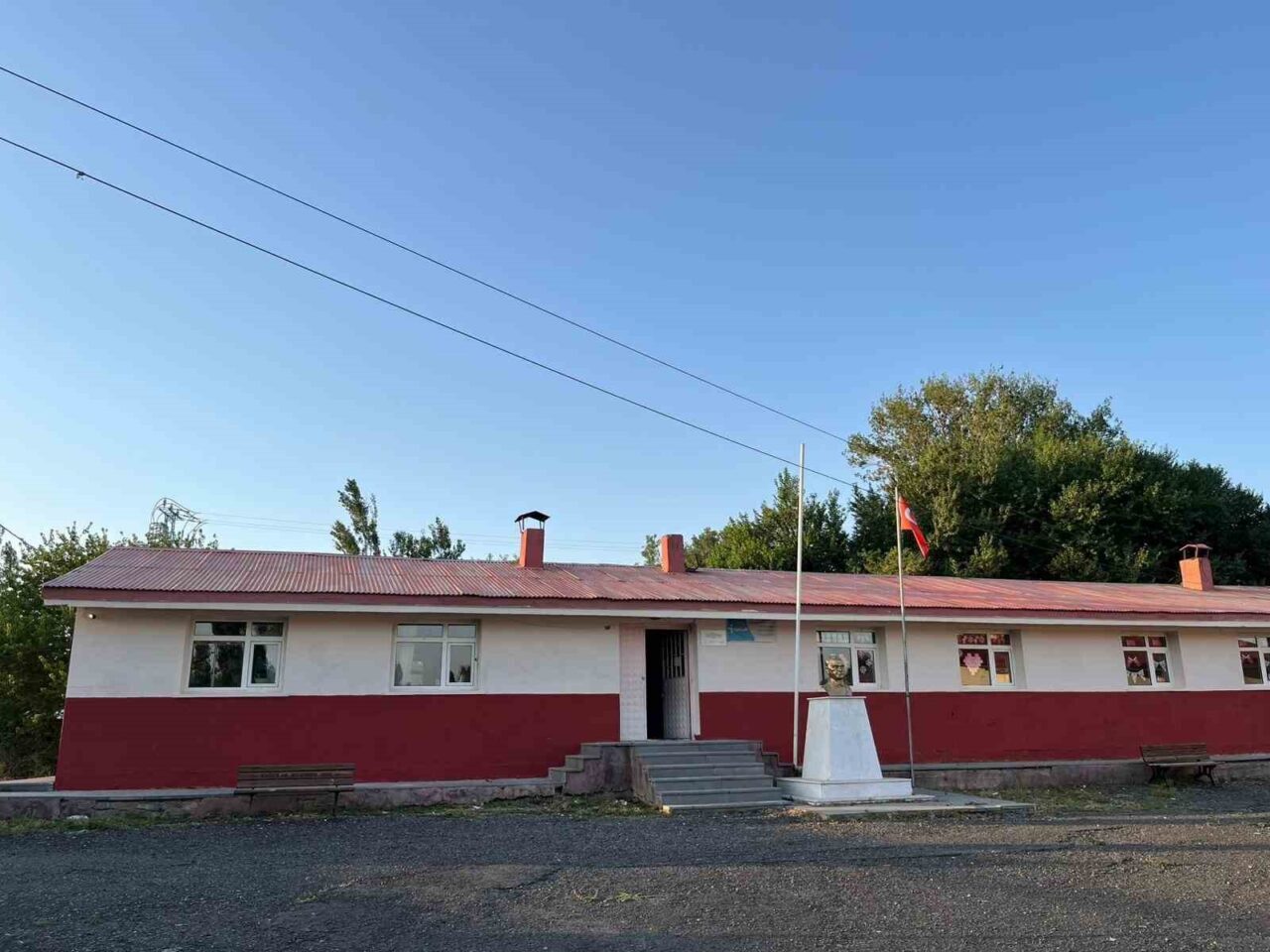 Kars’ta hayırsever iş insanı köy okulunun sınıflarını boyatarak öğrencilerin daha