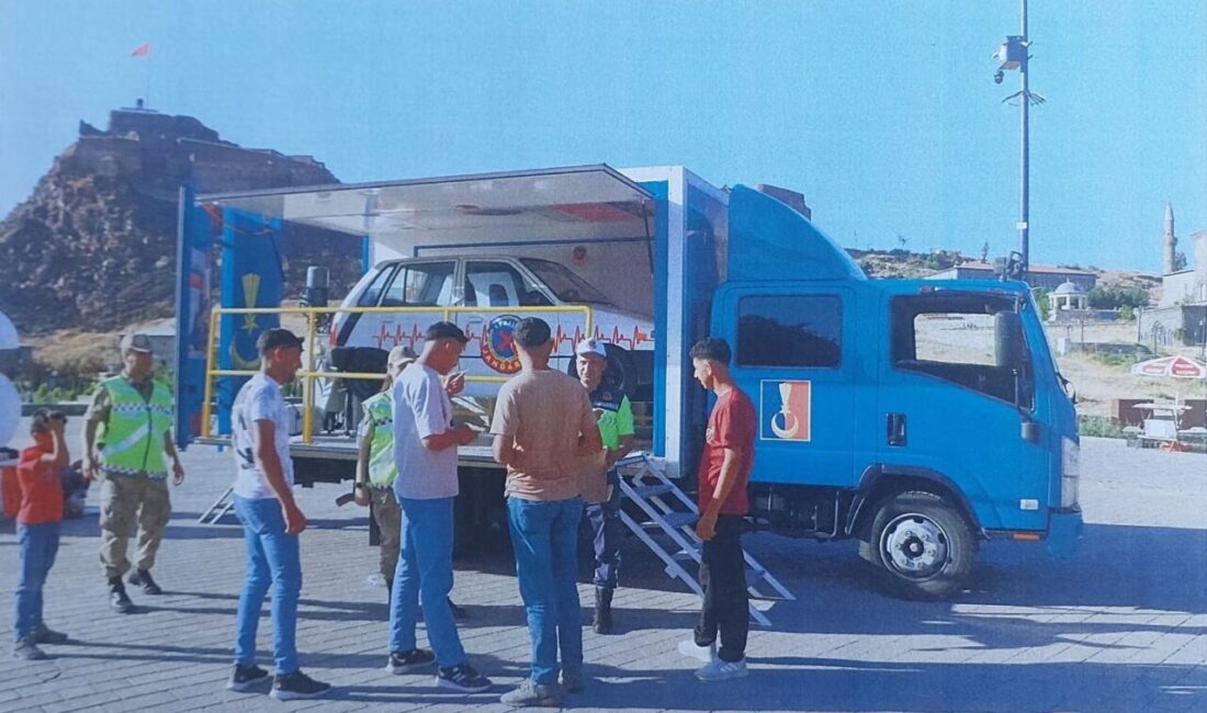 Kars’ta jandarma ekipleri simülasyonlu emniyet kemeri bilgilendirme yaptı. Kars İl