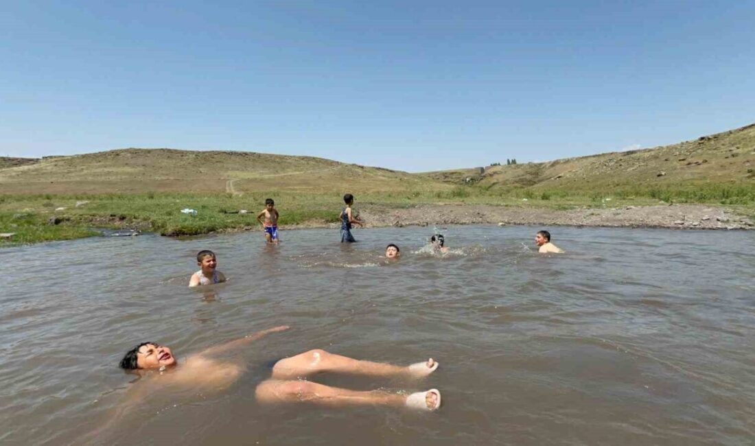 Kavurucu sıcakların etkisi altında olan Kars’ta, sıcaktan bunalan çocuklar serinlemek