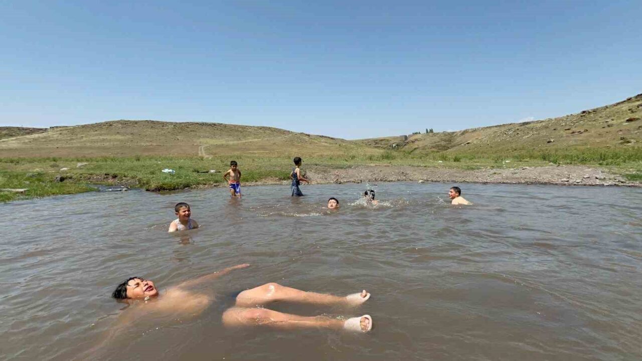 Kavurucu sıcakların etkisi altında olan Kars’ta, sıcaktan bunalan çocuklar serinlemek