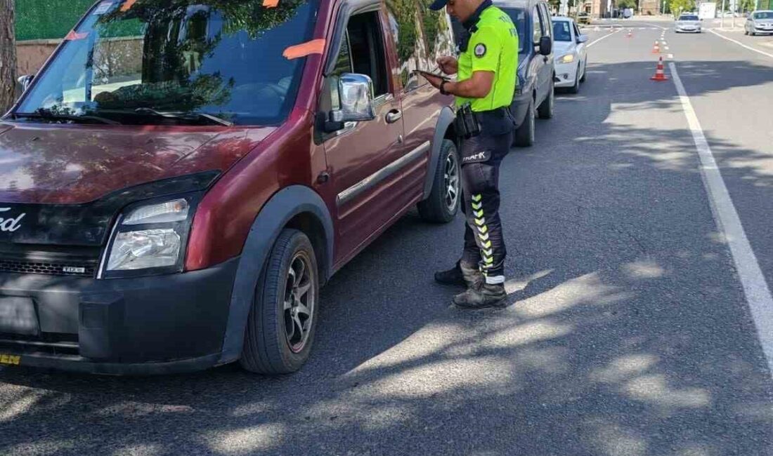 Kars’ta trafik denetimleri aralıksız devam ediyor. Kentin belirli noktalarında ve