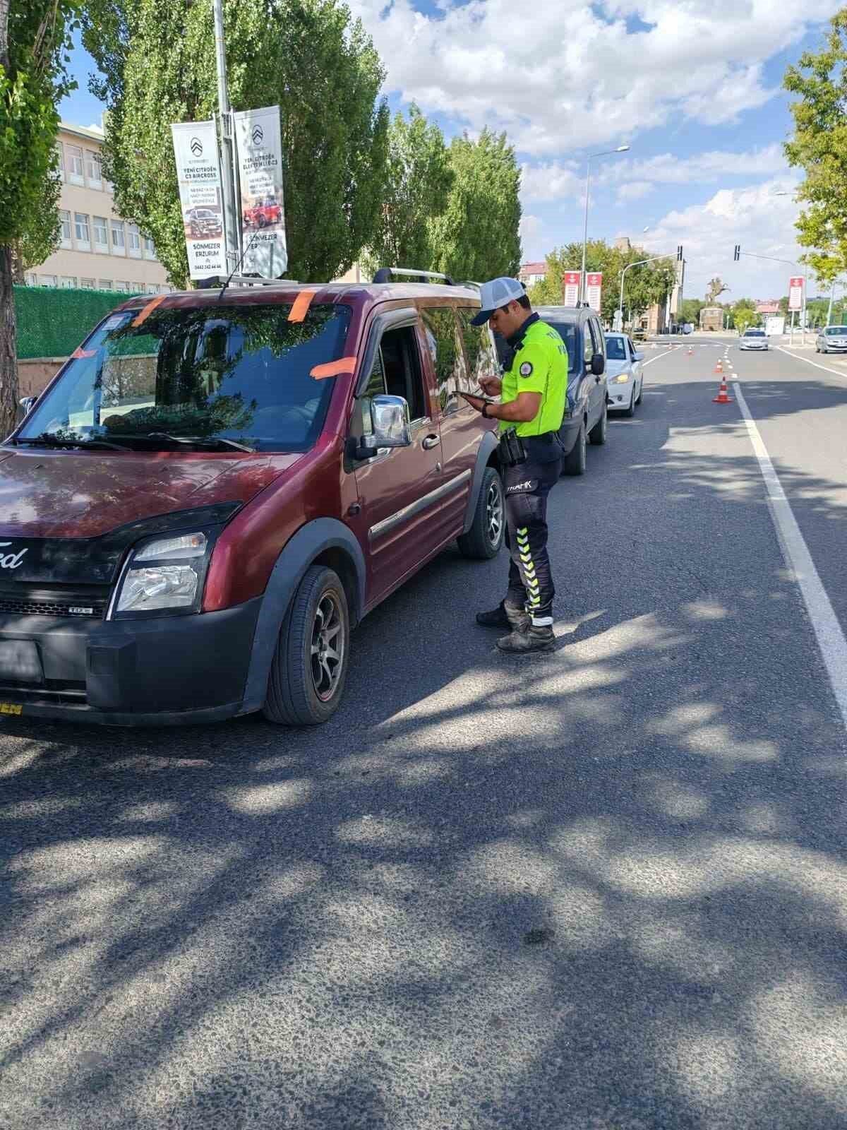 Kars’ta trafik denetimleri aralıksız devam ediyor. Kentin belirli noktalarında ve