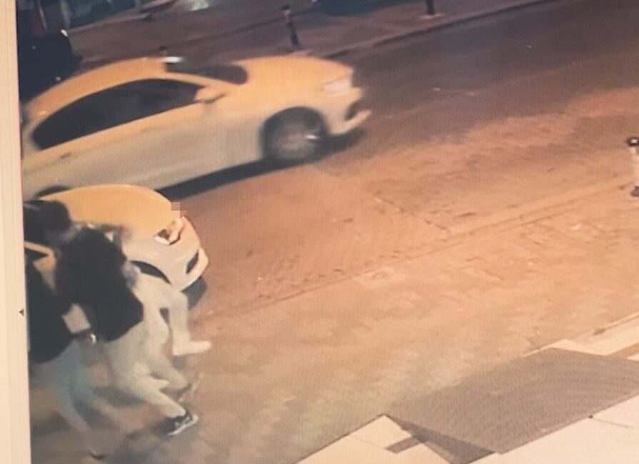 İstanbul’un Kartal ilçesinde, kaldırımda yürüyen vatandaşa, 2 kişi yumrukla saldırdı.