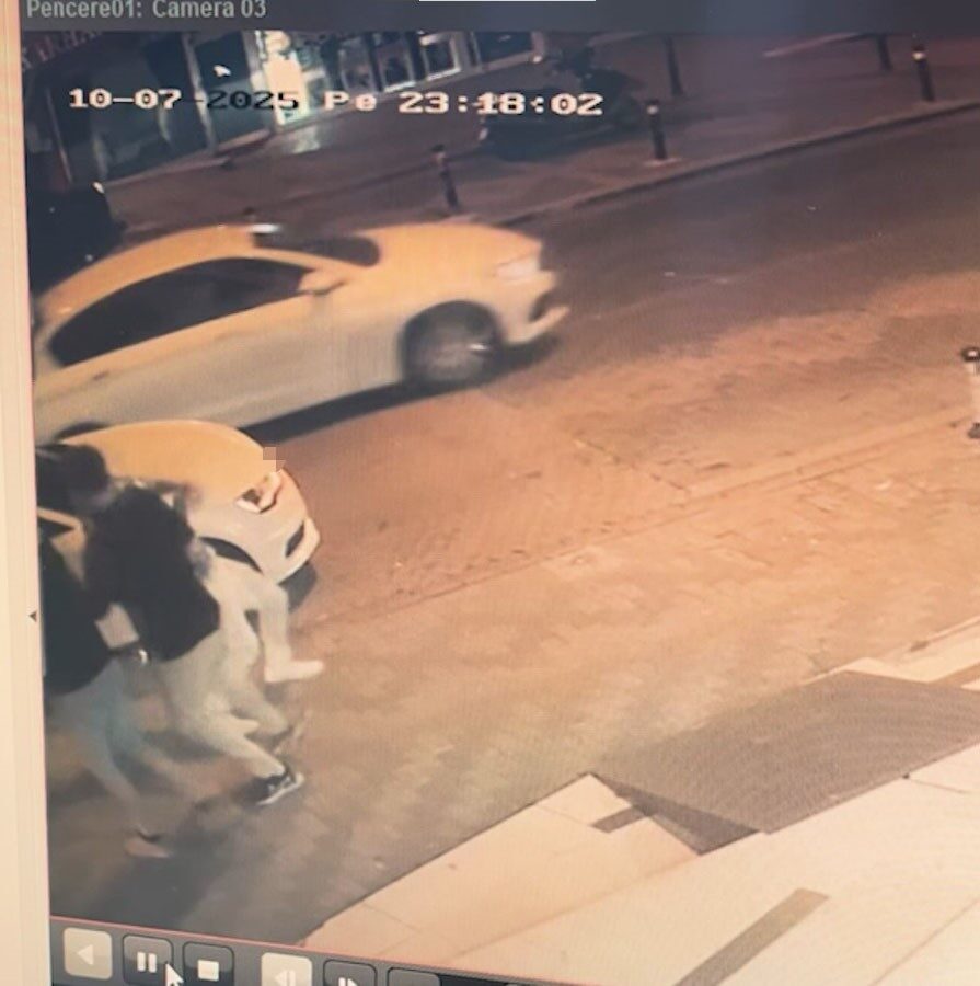 İstanbul’un Kartal ilçesinde, kaldırımda yürüyen vatandaşa, 2 kişi yumrukla saldırdı.