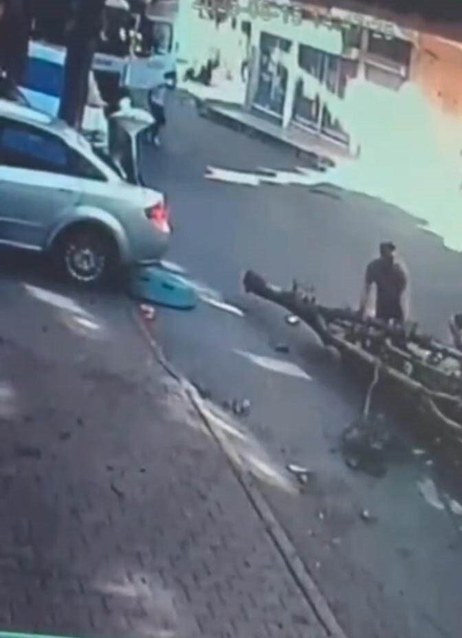 İstanbul Kartal’da kuvvetli rüzgarda savrulan tabureyi tutmaya çalışırken kopan dal