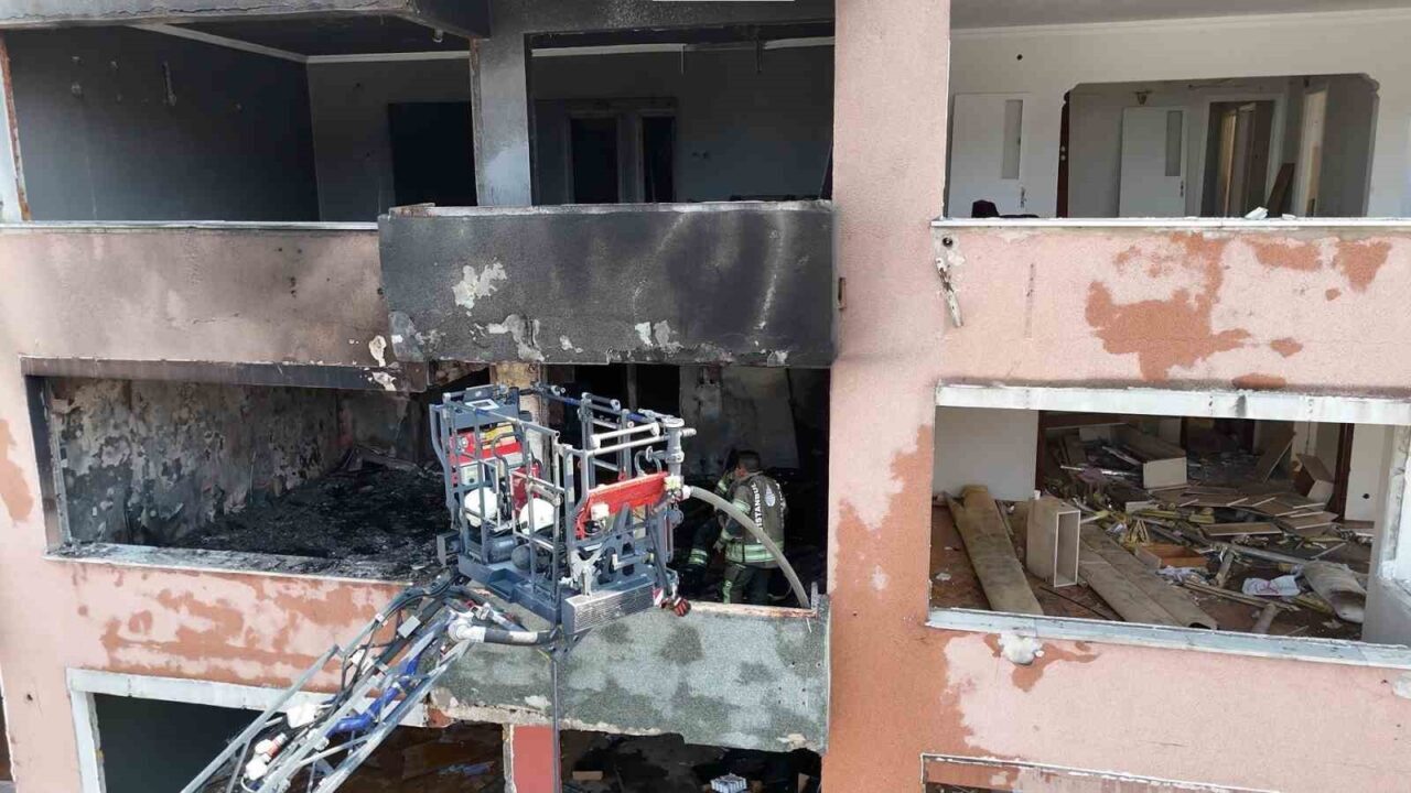 Kartal’da Üsküdar Caddesi üzerinde bulunan 4 katlı metruk binada gece