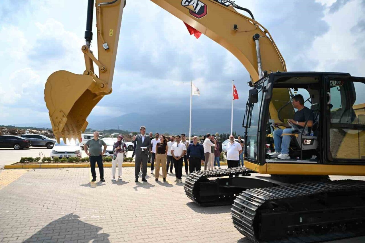 Kartepe Belediyesi, hizmet filosuna 3 kamyonet ve ekskavatör dahil etti.