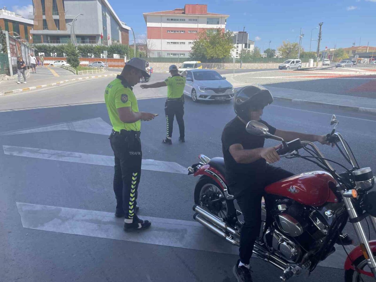 Tekirdağ’ın Kapaklı ilçesinde kask takmayan 4 motosiklet sürücüsüne, 3 bin