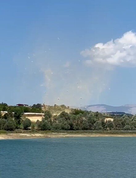 Kastamonu’nun Devrekani ilçesinde baraj kenarında hortum çıktı. Edinilen bilgiye göre,