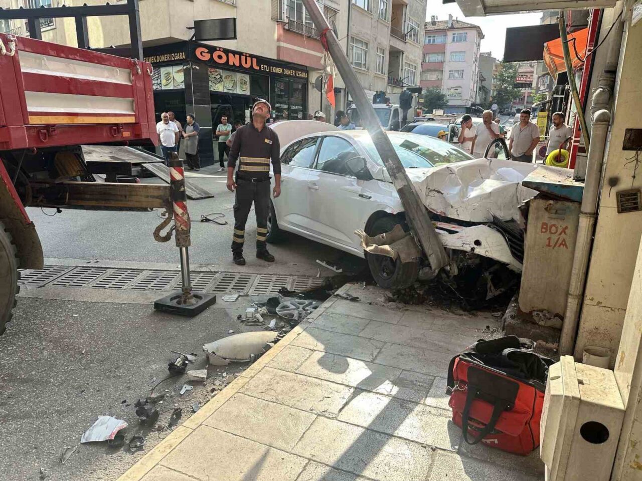 Kastamonu’da çarpışan iki otomobil, savrularak önce park halindeki araçlara, ardından