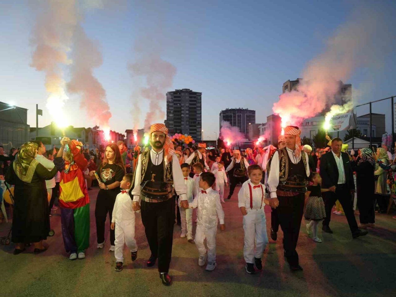 Kastamonu’da mahalle muhtarlığı tarafından toplu sünnet şöleni düzenledi. Şölende çocuklar